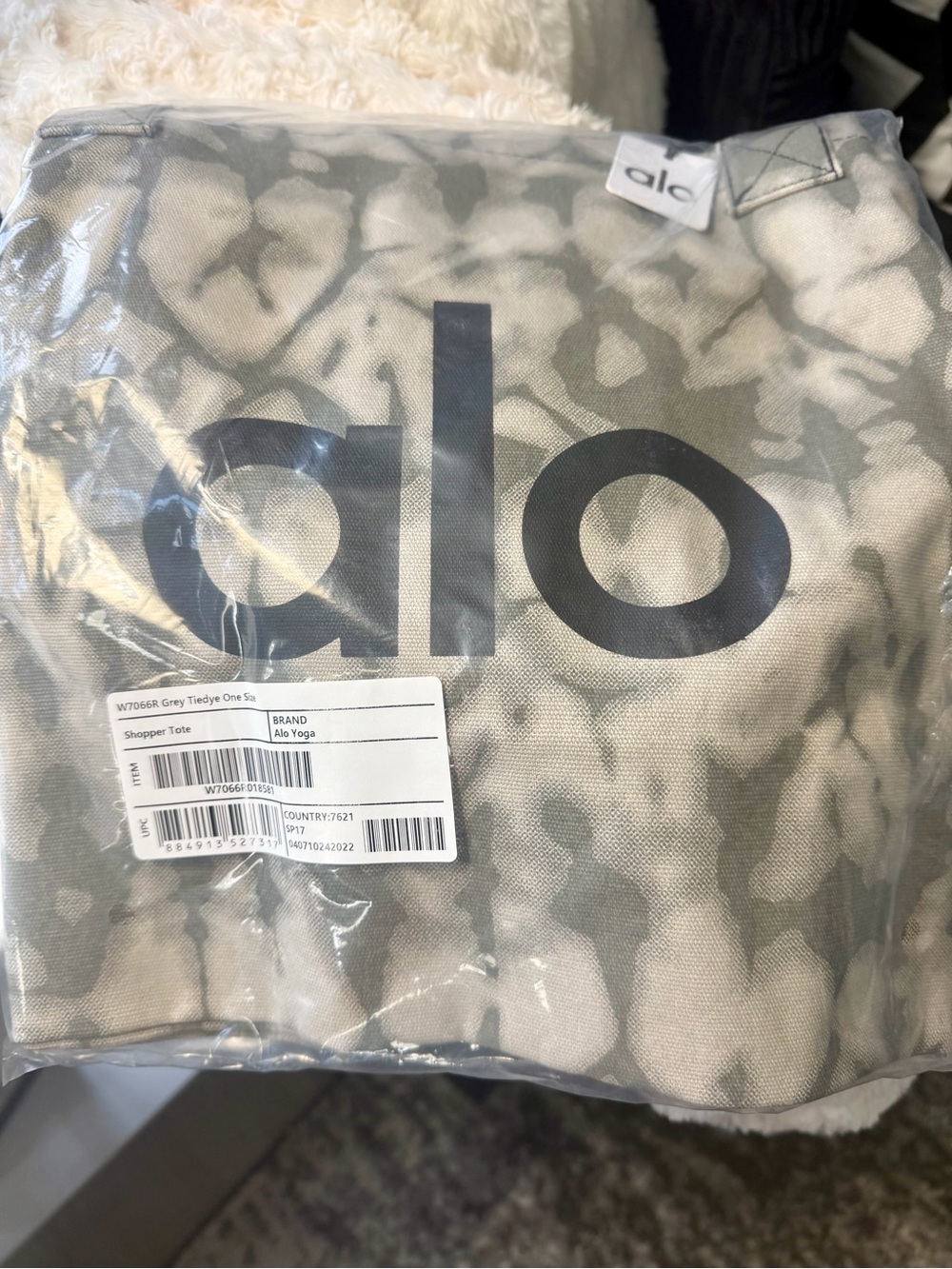 ALO Yoga Grey Tie-Dye Tote Bag - Picture 16 of 16